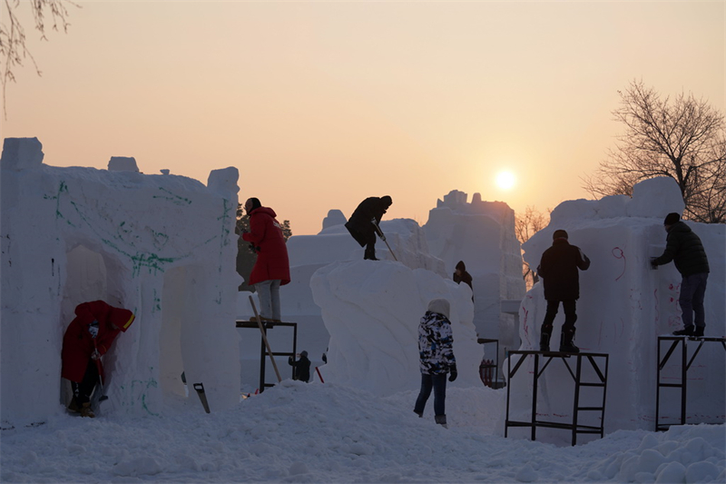 Heilongjiang : les participants créent des sculptures sur neige au 30e Concours national de sculpture sur neige de Harbin