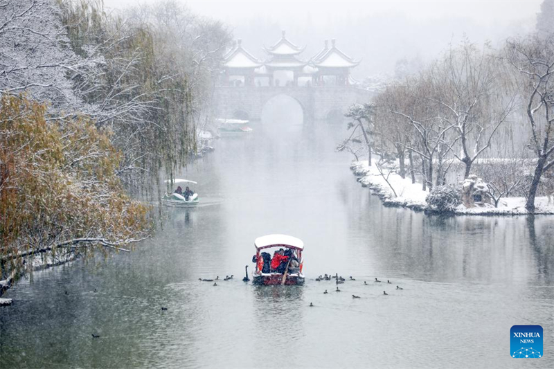 Rendez-vous avec la neige?: l'hiver rafra?chit les paysages en Chine