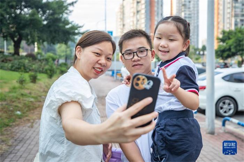 Chongqing : une fillette atteinte de paralysie cérébrale se produit sur scène pour la première fois