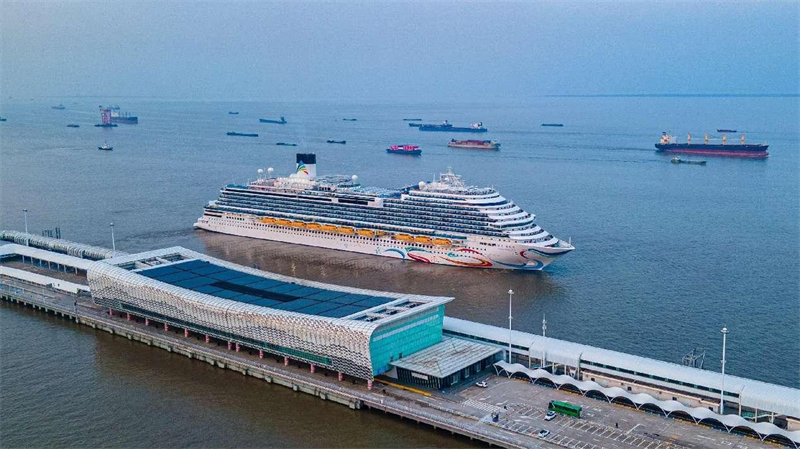 L'? Adora Magic City ?, le premier grand navire de croisière fabriqué en Chine, quitte le terminal de croisière international Wusongkou de Shanghai pour son premier voyage commercial, le 1er janvier 2024. (Wang Chu / Pic.people.com.cn)