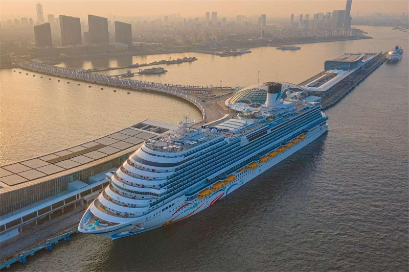 L' ? Adora Magic City ?, le premier grand navire de croisière fabriqué en Chine, quitte le terminal de croisière international Wusongkou de Shanghai pour son premier voyage commercial, le 1er janvier 2024. (Wang Chu / Pic.people.com.cn)?