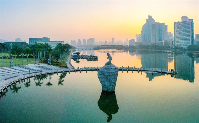 La sculpture de la déesse aigrette située dans le Parc de l'?le de l'Aigrette Blanche, à Xiamen, dans la province du Fujian (sud-est de la Chine). (Photo / Wang Huoyan)