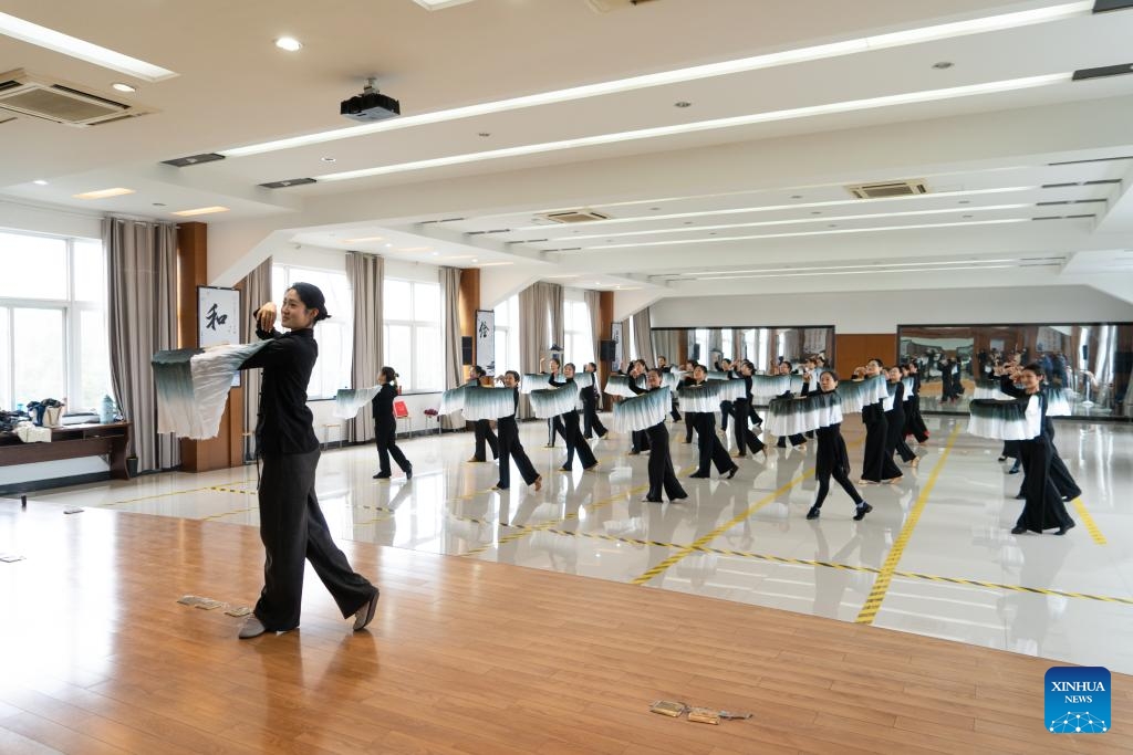 Li Sijun, professeure au Collège pour personnes agées de Chizhou, explique à ses apprenant comment pratiquer la danse chinoise à Chizhou, dans la province de l