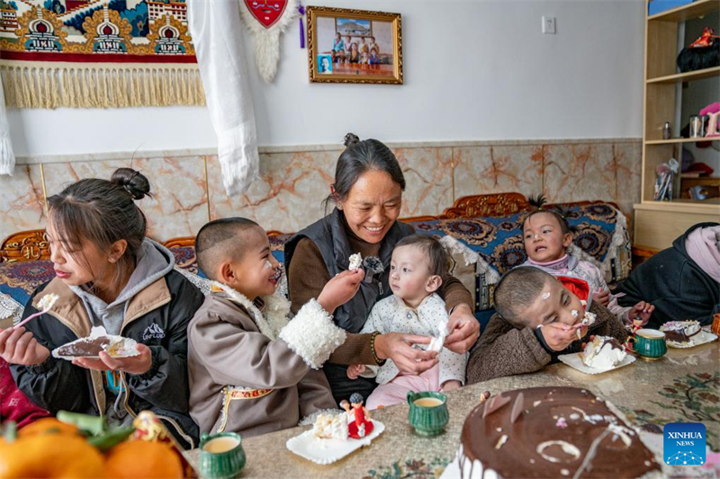 Pasang et ses enfants dégustent un gateau dans une maison d'aide sociale à Xigaze, dans la région autonome du Xizang (sud-ouest de la Chine), le 8 janvier 2024. (Tenzin Nyida / Xinhua)