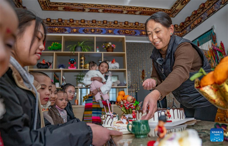 Xizang : les ? mères ? de la maison de protection sociale de Xigaze préparent les célébrations du Nouvel An des agriculteurs pour les enfants