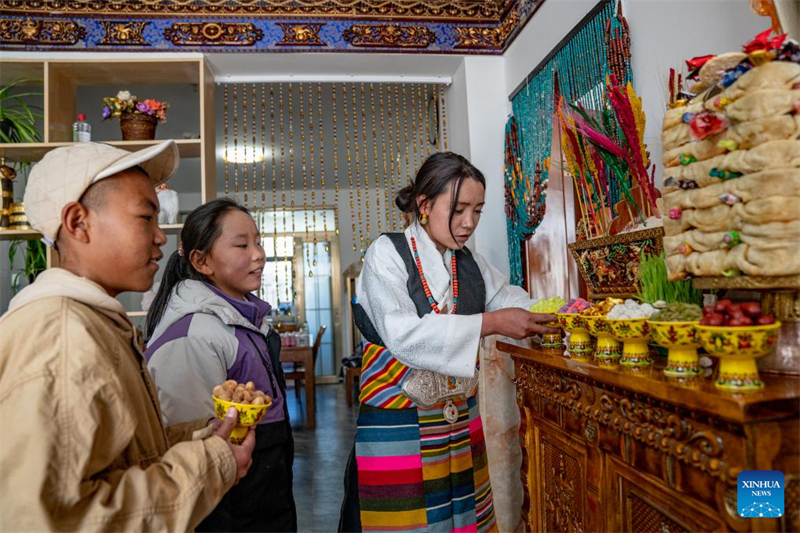 Xizang : les ? mères ? de la maison de protection sociale de Xigaze préparent les célébrations du Nouvel An des agriculteurs pour les enfants