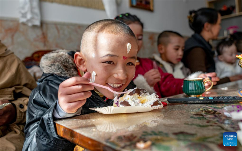 Xizang : les ? mères ? de la maison de protection sociale de Xigaze préparent les célébrations du Nouvel An des agriculteurs pour les enfants