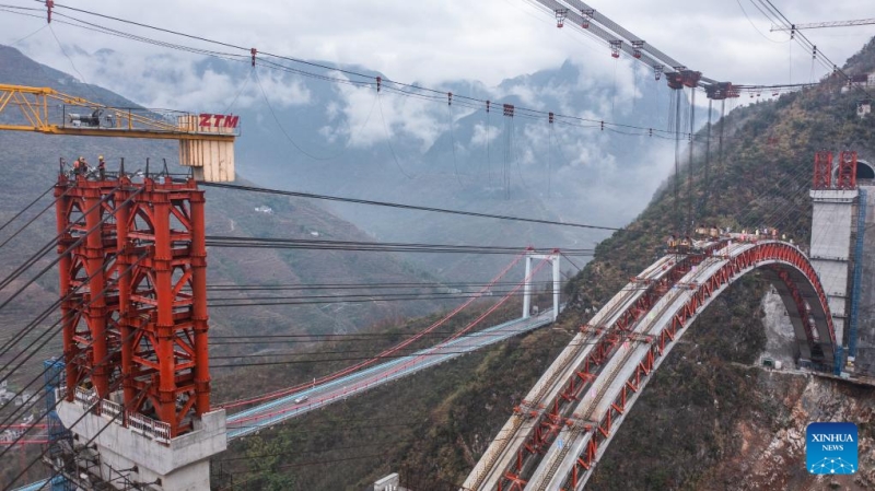 Guizhou : le grand pont de Wumengshan sur l'autoroute Nayong-Qinglong en construction