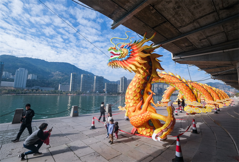 Zhejiang : des lanternes-dragon traditionnelles installées en prévision du Nouvel An chinois à Qingtian