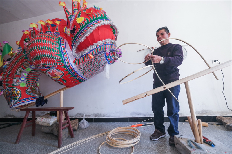 Zhejiang : des lanternes-dragon traditionnelles installées en prévision du Nouvel An chinois à Qingtian