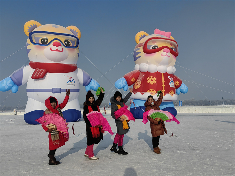 Heilongjiang : les mascottes tigres des 9es Jeux asiatiques d'hiver accueillent les visiteurs à Harbin