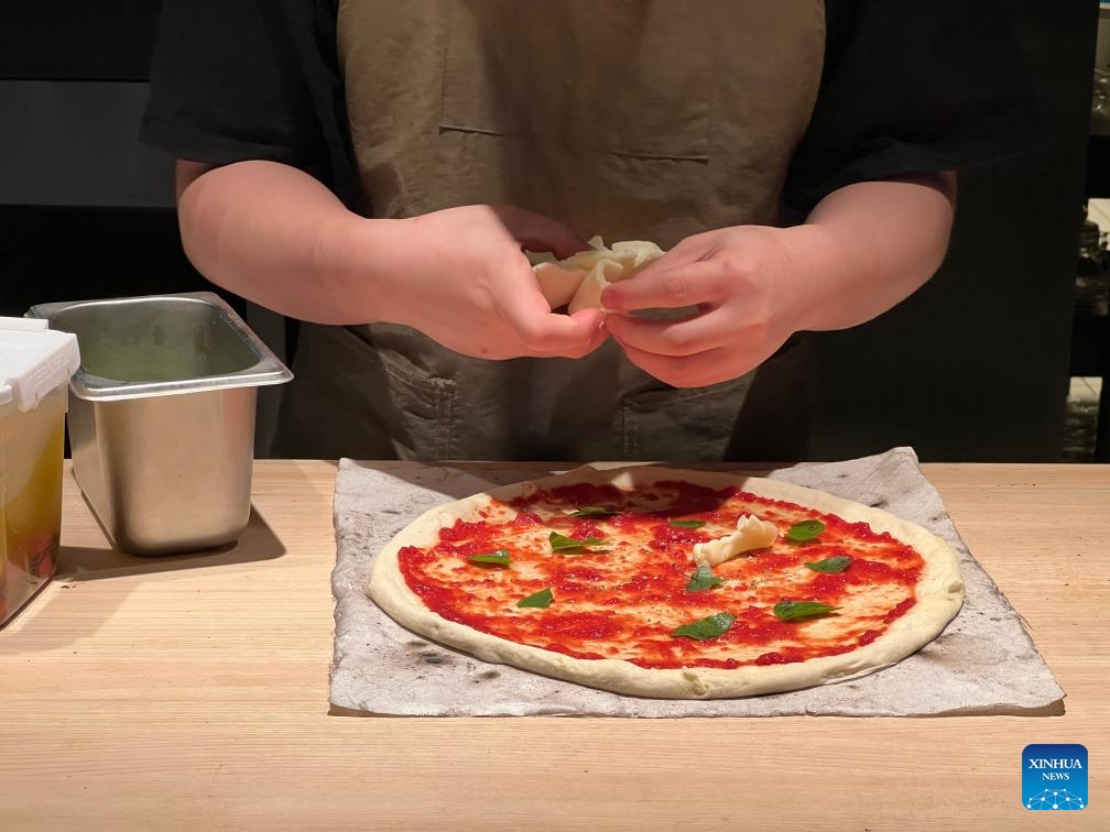 Un chef prépare une pizza Margherita dans un restaurant de Chongqing (sud-ouest de la Chine), le 16 novembre 2023. (Xinhua/Yang Shiyan)