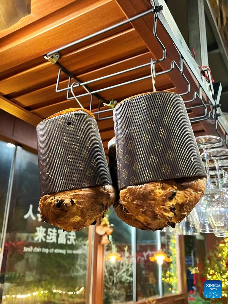 Photo prise le 14 décembre 2023 montrant du panettone, une brioche festive traditionnelle italienne, dans une pizzeria de Chongqing (sud-ouest de la Chine). (Xinhua)