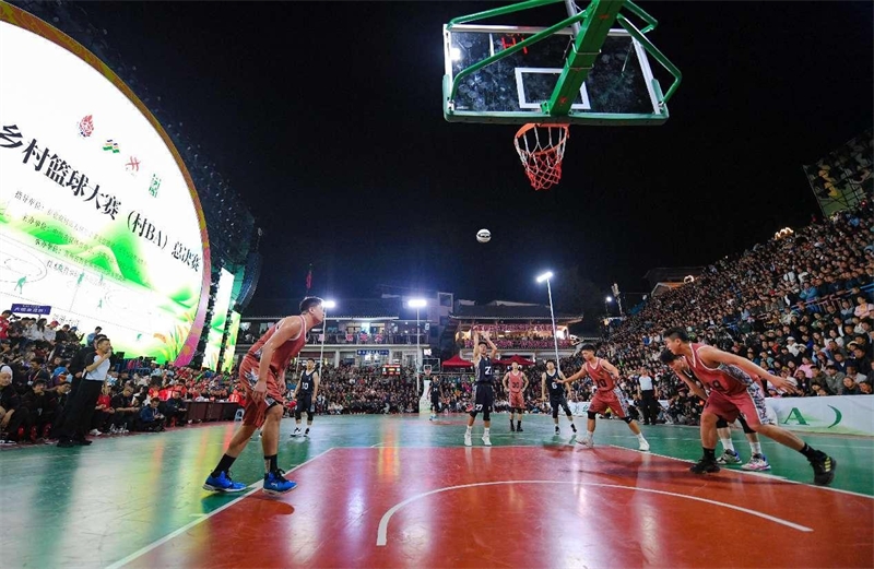 Des joueurs de basket-ball s'affrontent lors de la finale de la ??Cun BA?? dans le village de Taipan du comté de Taijiang, dans la préfecture autonome Miao et Dong de Qiandongnan de la province du Guizhou (sud-ouest de la Chine), le 28 octobre 2023. (Jia Zhi / Pic.people.com.cn)Des joueurs de basket-ball s'affrontent lors de la finale de la ??Cun BA?? dans le village de Taipan du comté de Taijiang, dans la préfecture autonome Miao et Dong de Qiandongnan de la province du Guizhou (sud-ouest de la Chine), le 28 octobre 2023. (Jia Zhi / Pic.people.com.cn)