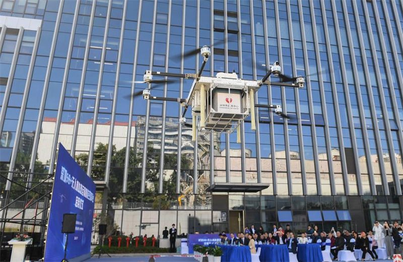 Un drone transportant du sang décolle vers l'h?pital de médecine traditionnelle chinoise de Shenzhen depuis le centre de sang de Shenzhen, dans la province du Guangdong (sud de la Chine), le 19 janvier 2024. (Mao Siqian / Xinhua)