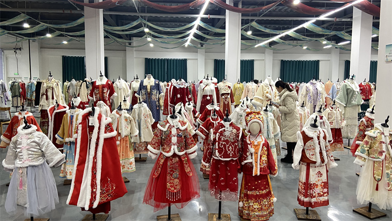 Shandong : la fabrication de Hanfu en plein boom à l'approche de la Fête du Printemps à Caoxian