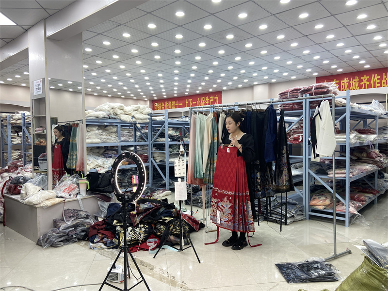 Shandong : la fabrication de Hanfu en plein boom à l'approche de la Fête du Printemps à Caoxian