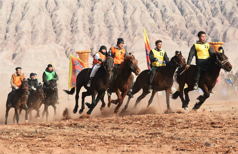 Des courses de chevaux endiablées ont lieu au Xinjiang