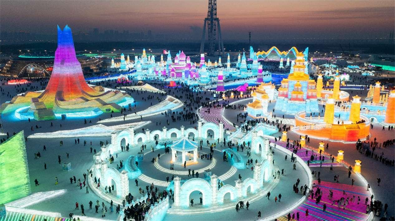 Une vue nocturne et lumineuse du Monde de Glace et de Neige de Harbin, capitale de la province du Heilongjiang (nord-est de la Chine). (Wang Zhaobo / Pic.people.com.cn)