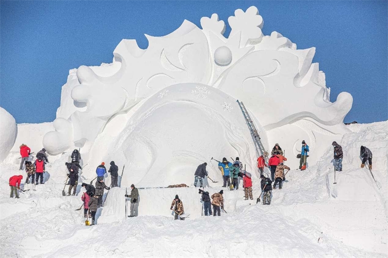 Des ouvriers fabriquent des sculptures de neige géantes dans la zone touristique de l’?le du Soleil, à Harbin, capitale de la province du Heilongjiang (nord-est de la Chine). (Wang Bo / Pic.people.com.cn)