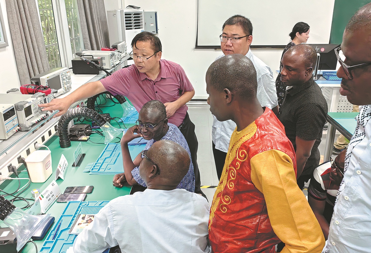 Des enseignants de C?te d'Ivoire participent à une session de formation en génie électrique à l'école polytechnique de Ningbo, dans la province du Zhejiang (est de la Chine), en septembre. (Photo / China Daily)