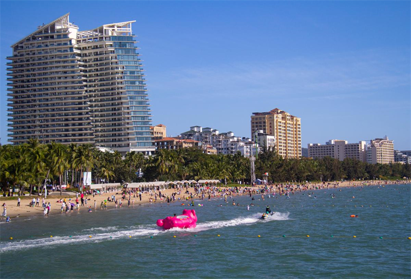 Hainan : les touristes fascinés par les plages de Sanya en hiver