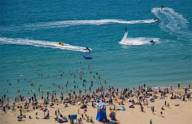 Hainan : les touristes fascinés par les plages de Sanya en hiver