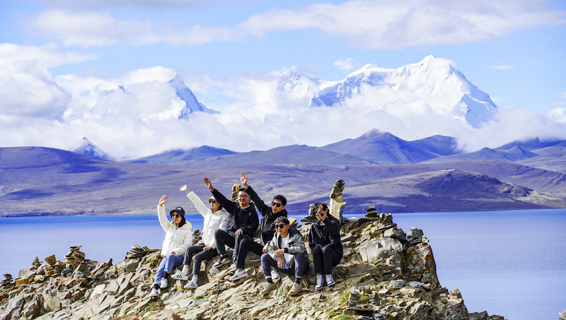 Des touristes posent pour des photos au bord du lac Puma Yumco dans le comté de Nagarze de Shannan, dans la région autonome du Xizang (sud-ouest de la Chine), le 4 juillet 2023. (Photo/Xinhua)