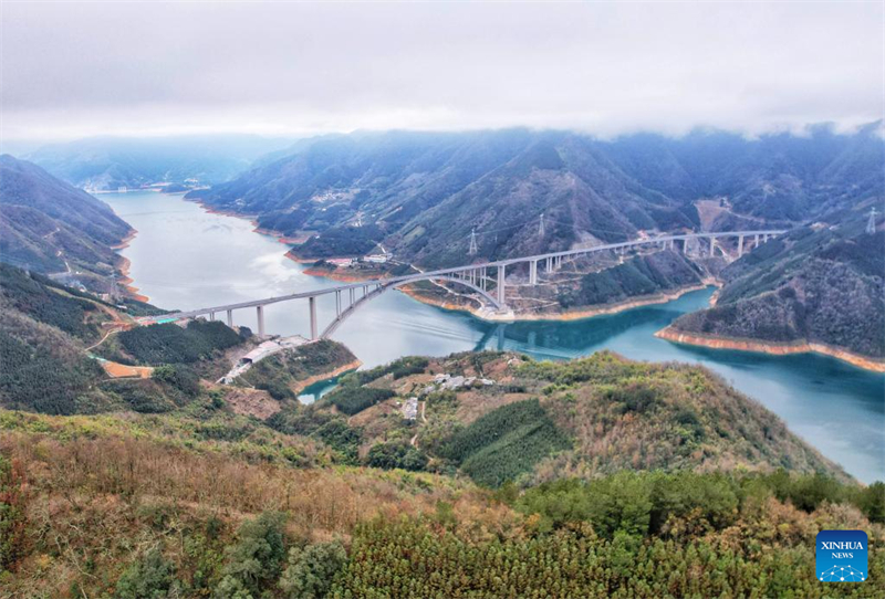 Photo aérienne prise par un drone le 31 janvier 2024, montrant le pont Longtan de Tian'e, dans la région autonome Zhuang du Guangxi (sud de la Chine). (Photo / Xinhua)