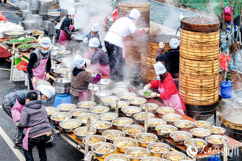 Sichuan : un long banquet de rue organisé dans le comté de Hejiang pour célébrer la fête du Printemps