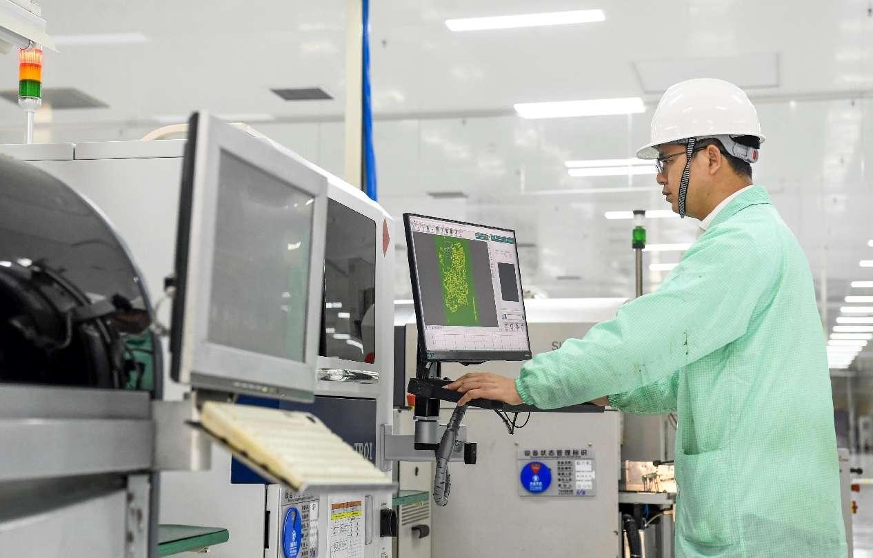 Un technicien de Faurecia Clarion Electronics (Fengcheng) Co., Ltd., débogue des appareils à Fengcheng, dans la province du Jiangxi (est de la Chine). (Zhou Liang / Le Quotidien du Peuple)