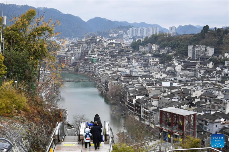 Hunan : la ligne express touristique maglev de Fenghuang séduit les visiteurs