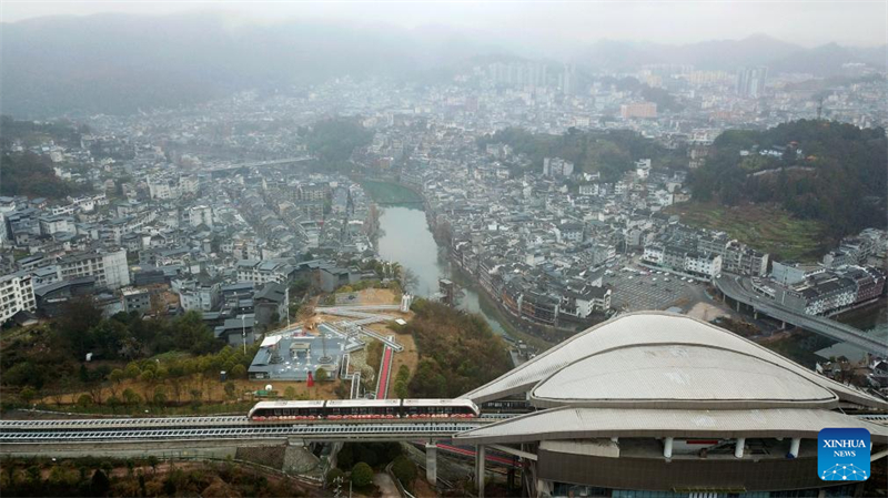 Hunan : la ligne express touristique maglev de Fenghuang séduit les visiteurs