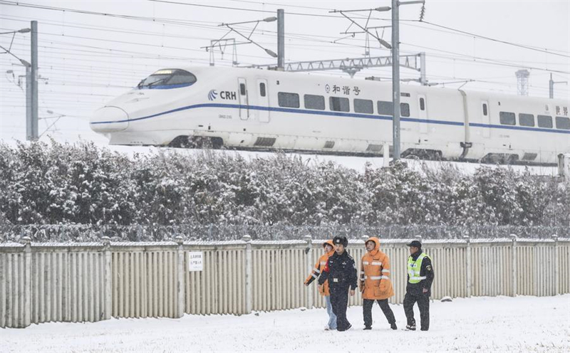 Des policiers et des travailleurs de l'infrastructure ferroviaire à grande vitesse patrouillent sur la voie ferrée dans la ville de Huai'an, de la province chinoise du Jiangsu (est), le 4 février 2024.(Photo : Zhao Qirui)