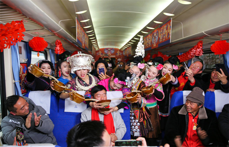 La Chine organise un gala du Nouvel An chinois rural à bord d'un train