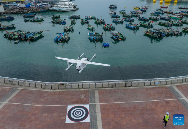 Photo prise par drone montrant un drone transportant des fruits de mer décollant de la jetée de Nan'ao Shuangyong à Shenzhen, dans la province du Guangdong (sud de la Chine), le 5 février 2024. (Mao Siqian / Xinhua)