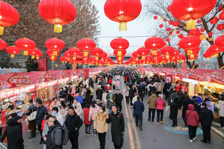  Des gens visitent une foire locale à l'approche du Nouvel An chinois à Lanzhou, dans la province chinoise du Gansu (nord-ouest), le 5 février 2024. (Photo : Ma Xiping)