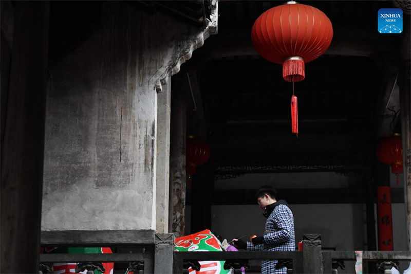 Anhui : histoire en photos d'un héritier du savoir-faire de la fabrication de lanternes en forme de poisson