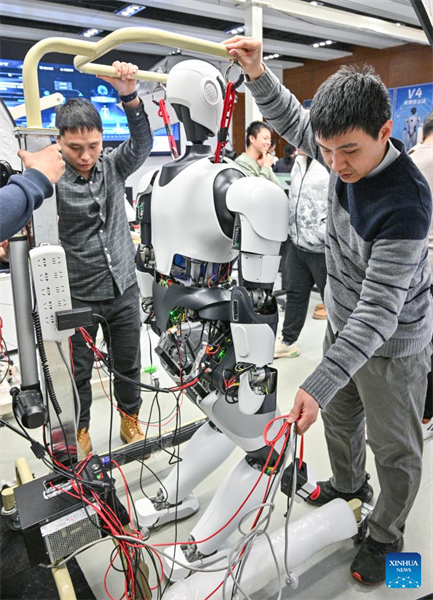 Des robots humano?des font leurs débuts publics à Beijing