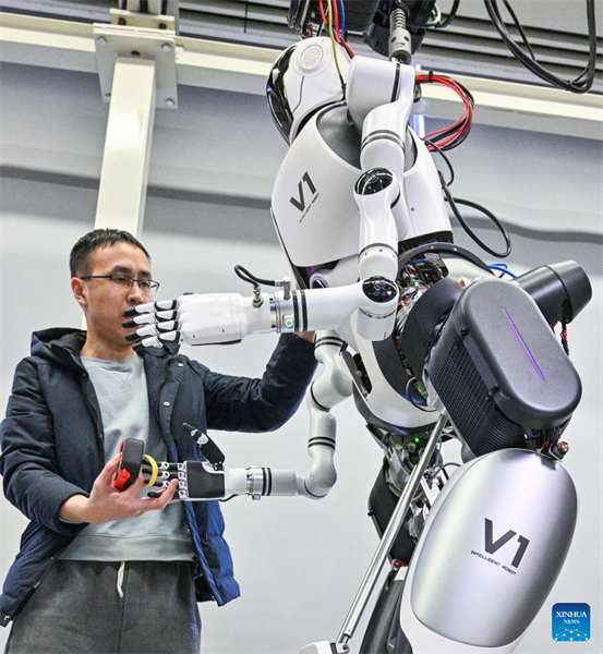 Des robots humano?des font leurs débuts publics à Beijing