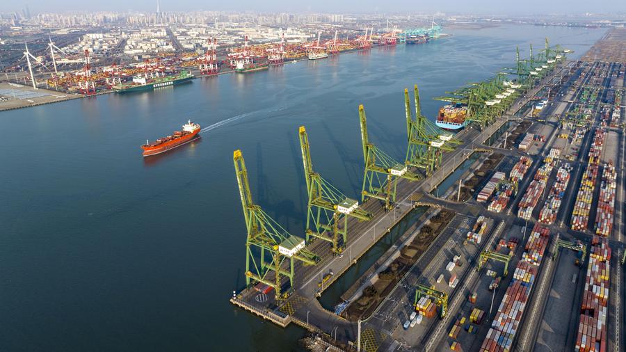 Photo prise par un drone d'un cargo naviguant dans le canal principal du port de Tianjin, dans le nord de la Chine, le 2 février 2024. Le port de Tianjin, situé sur la c?te de la mer de Bohai, est un point d'expédition majeur dans le nord de la Chine. (Photo : Zhao Zishuo)