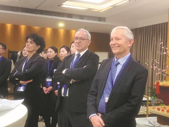 Photo du biologiste et zoologiste fran?ais Yvon le Maho (à droite) lors d’un événement à Beijing. (Li Menghan / China Daily)