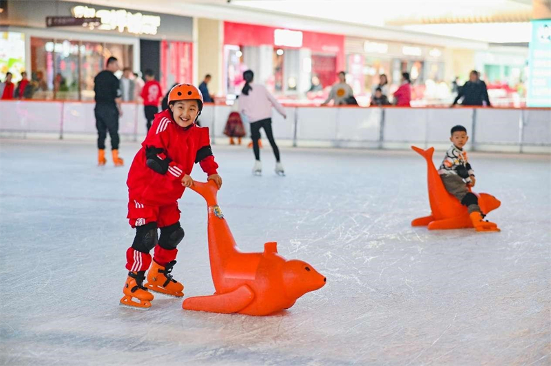 Des enfants s'amusent en patinant sur la patinoire d'un centre commercial de la ville de Changji, dans la région autonome ou?goure du Xinjiang (nord-ouest de la Chine), le 13 février 2024. (Tao Weiming / Pic.People.com.cn)