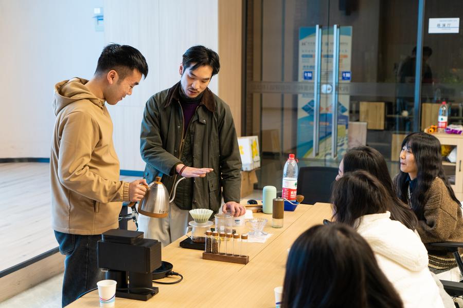 Un enseignant donne un cours de préparation du café dans une école du soir à Hefei, capitale de la province de l'Anhui (est de la Chine), le 16 janvier 2024. (Zhao Jinzheng / Xinhua)