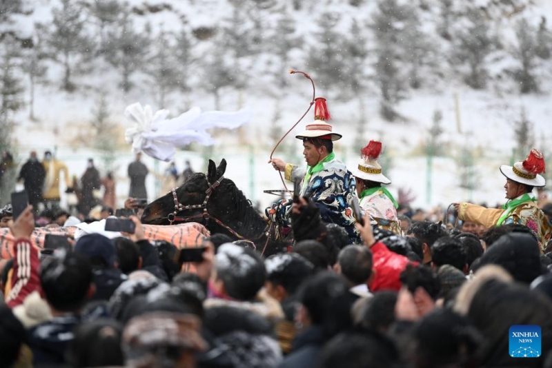 Gansu : une cérémonie du ? soleil du Bouddha ? au monastère Labrang