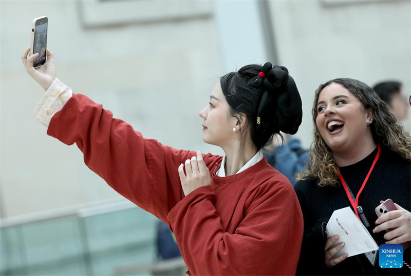 Des amatrices de hanfu montrent le charme de la culture traditionnelle chinoise à Londres