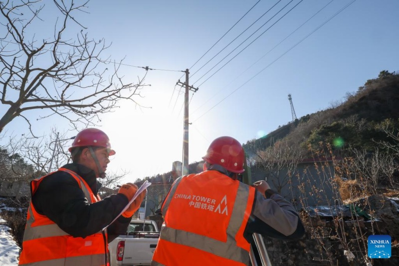 Des employés de la succursale de Tianjin de China Tower vérifient une tour de transmission lors du contr?le de la maintenance dans le village de Qian'ganjian (Tianjin). (Sun Fanyue / Xinhua)