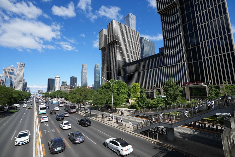 Des véhicules circulent dans le quartier central des affaires (CBD) de l'arrondissement de Chaoyang, à Beijing, capitale chinoise, le 6 juin 2022. (Photo : Ju Huanzong)