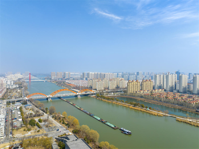 La navigation sur le Grand Canal bat son plein en ce début de printemps