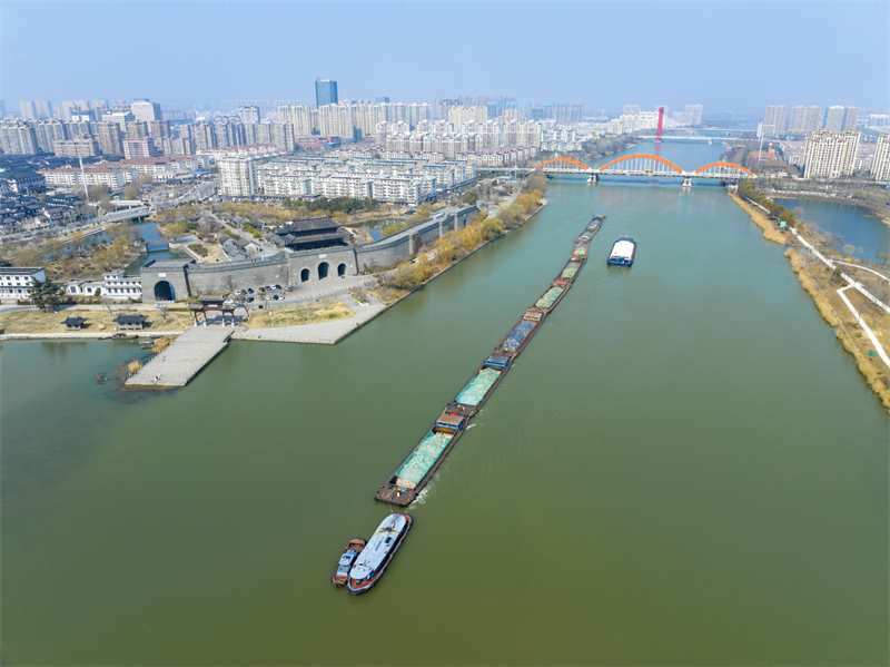 La navigation sur le Grand Canal bat son plein en ce début de printemps